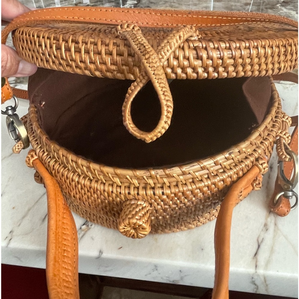 Vintage bag in very good condition! Ready for summer and spring outfits!!